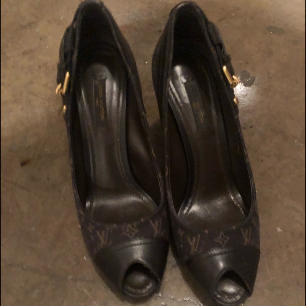 Authentic LV Classic Pump